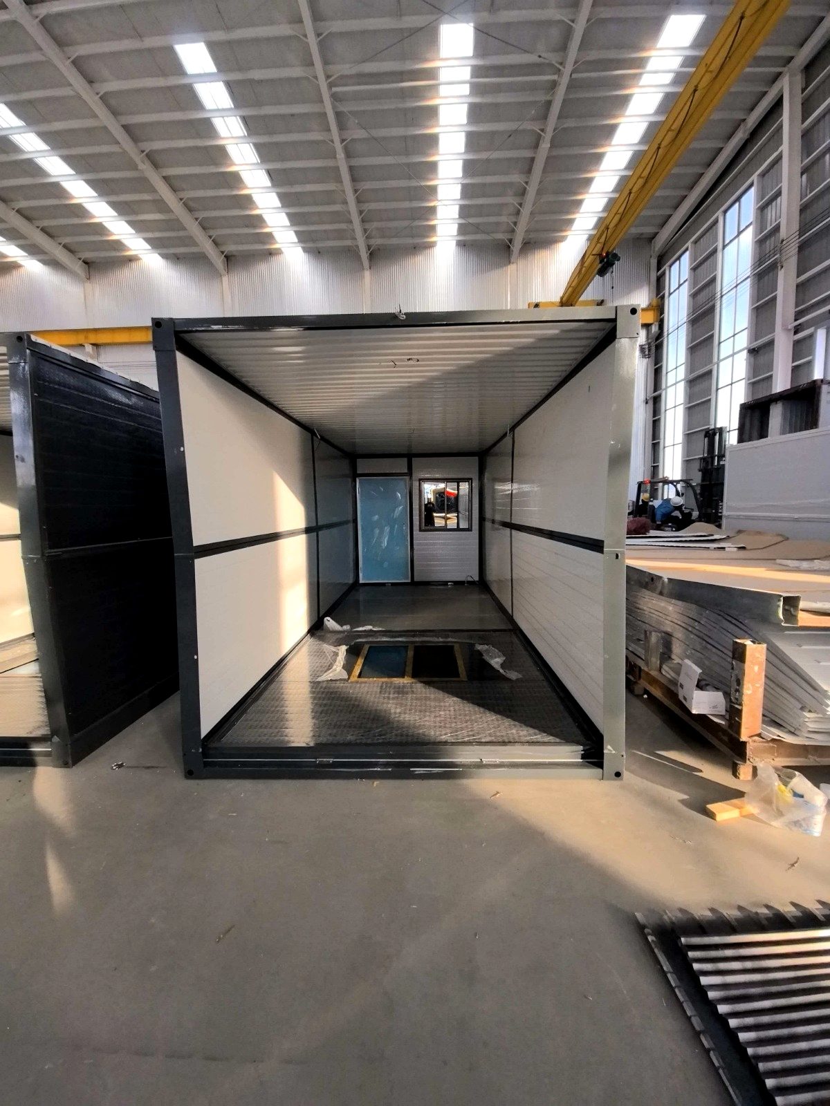 Kontejner – tmavý exteriér